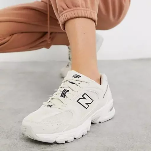 New Balance 530 trainers in off white - Image 3